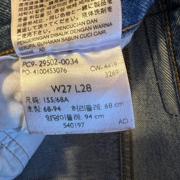 Medium wash 501 Levi’s Jeans 27x28 - Picture 4 of 5